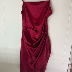 Windsor red ruby mini dress with ruching on the side! Size small